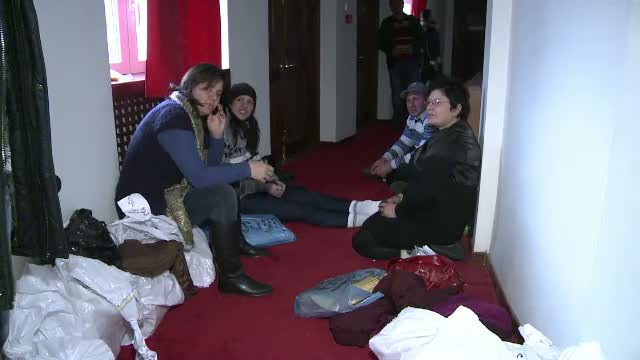 Zeci de oameni au dormit in conditii greu de imaginat pana sa predea sacii cu voturile de la alegeri