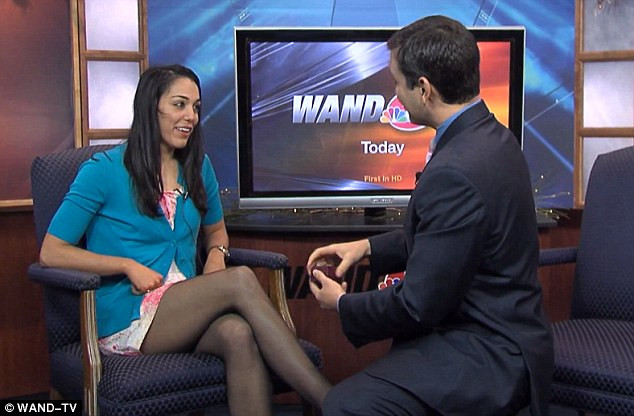 Un jurnalist din SUA si-a surprins iubita, cerand-o de casatorie in timpul unei emisiuni. VIDEO