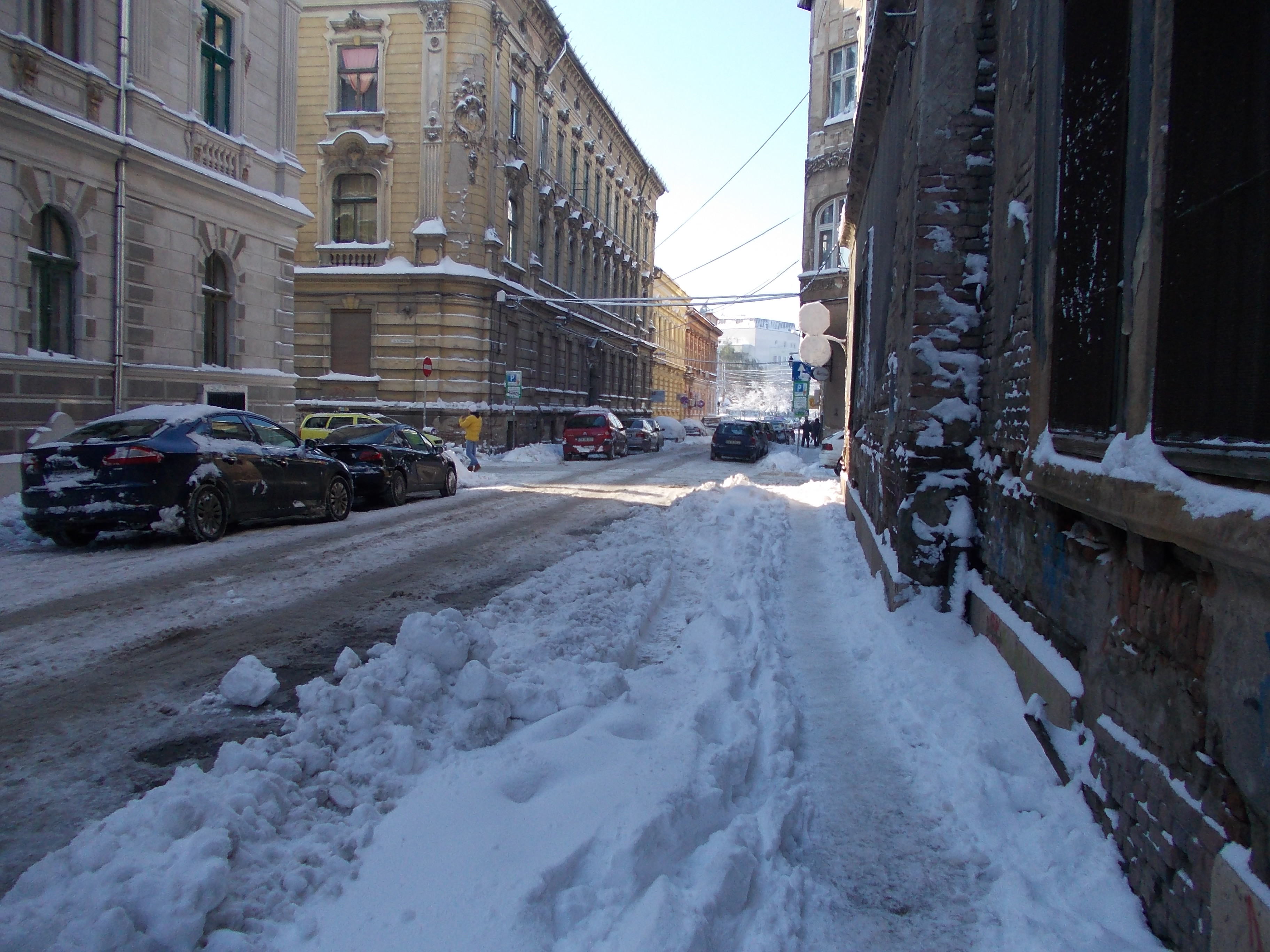 Persoanele care nu isi curata zapada din fata casei risca amenzi.Politia Locala a dat 300 de somatii