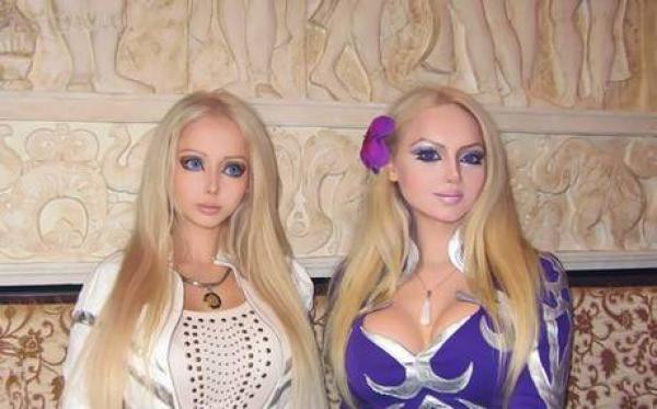 "Lumea va fi la picioarele noastre". "Femeia Barbie" si-a gasit sosia. Ce planuri au impreuna