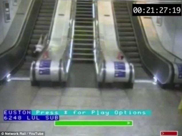 Scarile rulante si tocurile, o combinatie periculoasa pentru femei. VIDEO