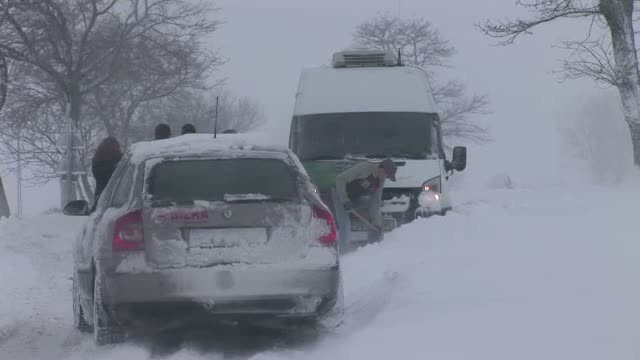 Zeci de drumuri judetene, inchise."Avem probleme cu masinile de mare tonaj echipate necorespunzator"