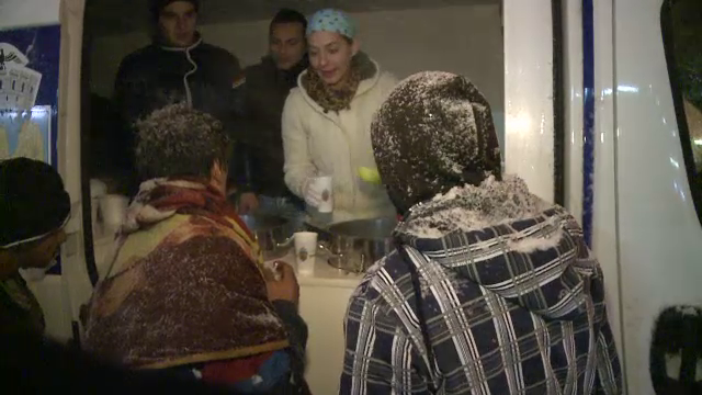 Primaria Capitalei a impartit supa si ceai cald persoanelor fara adapost, afectate de ger