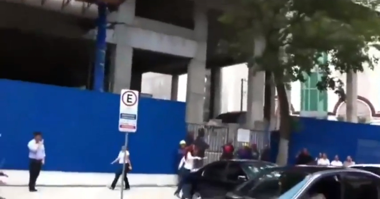 Initial, s-au speriat cand au vazut-o ca distruge o masina. Cand au aflat de ce, au aplaudat-o