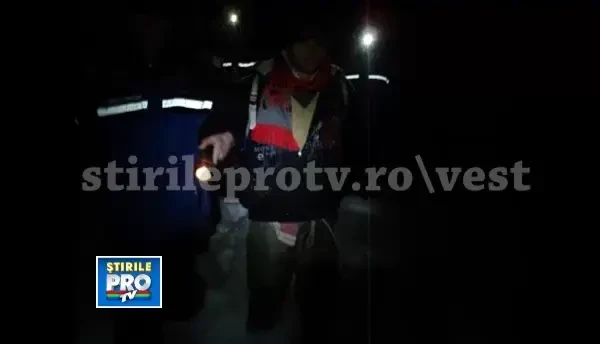 Doi tineri imbracati sumar si bauti bine s-au ratacit in padure. Vezi cum s-a terminat aventura lor