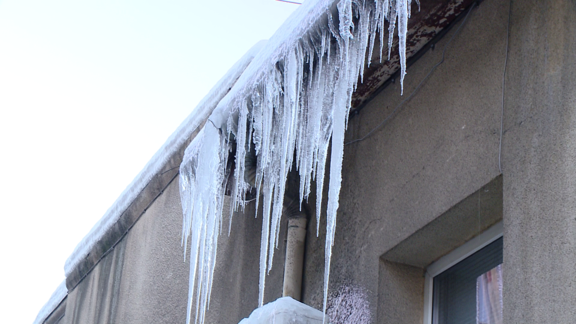 Atentie la sagetile de gheata de pe acoperisuri! Pompierii au indepartat turturi de 1,5 metri