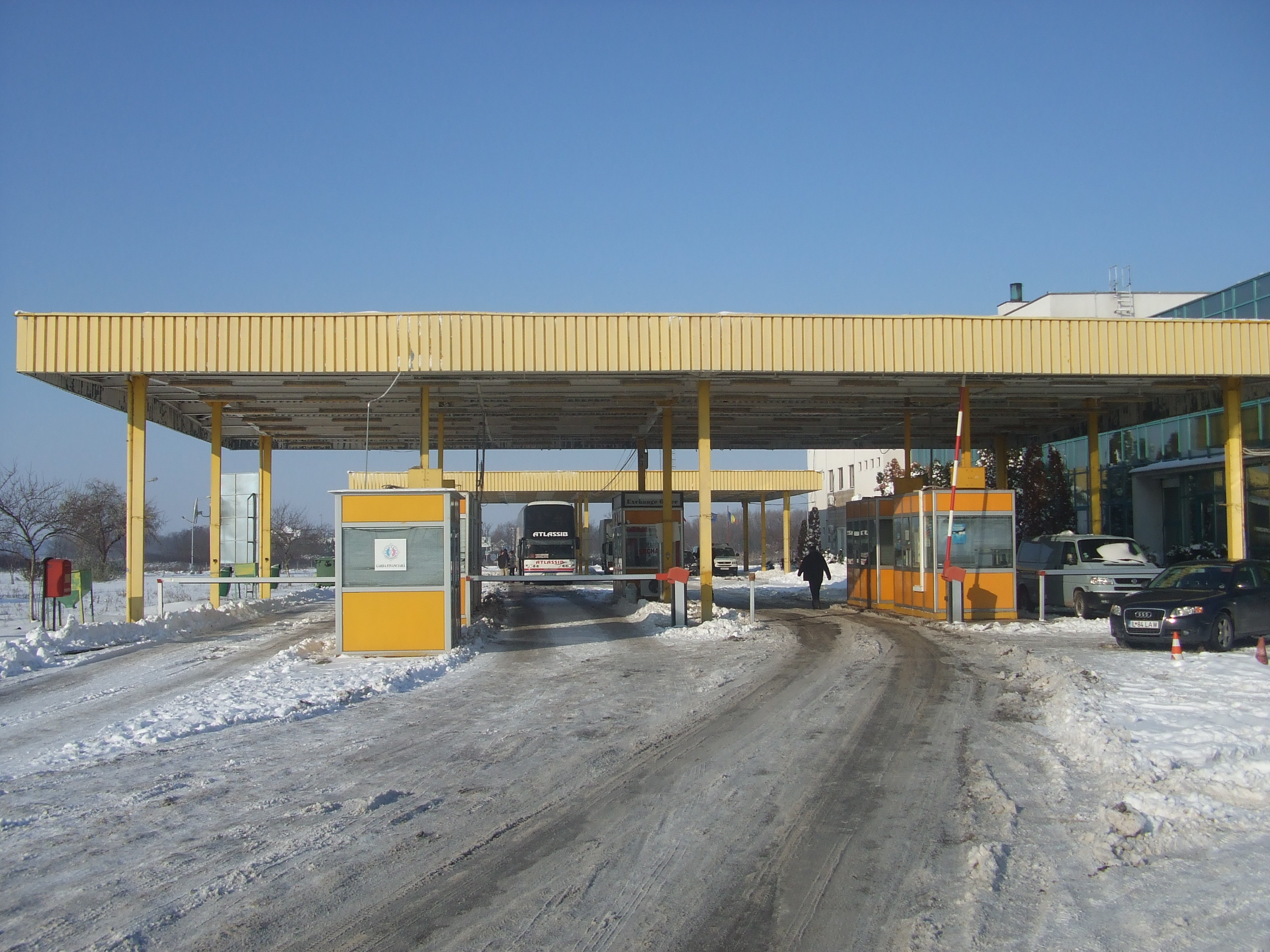 Autovehiculele marfare de peste 3,5 tone nu au voie sa treaca prin punctele de frontiera Jimbolia, Moravita si Naidas