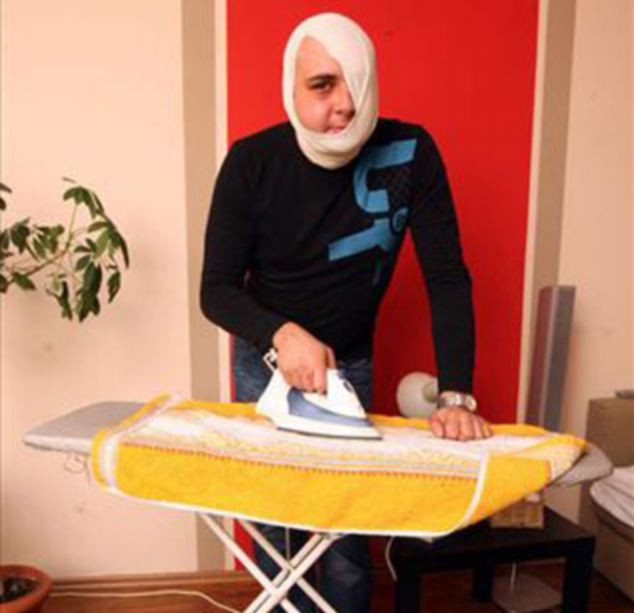 Ce a patit un barbat in timp ce isi calca tricoul. "Nu inteleg cum am putut face prostia asta". FOTO