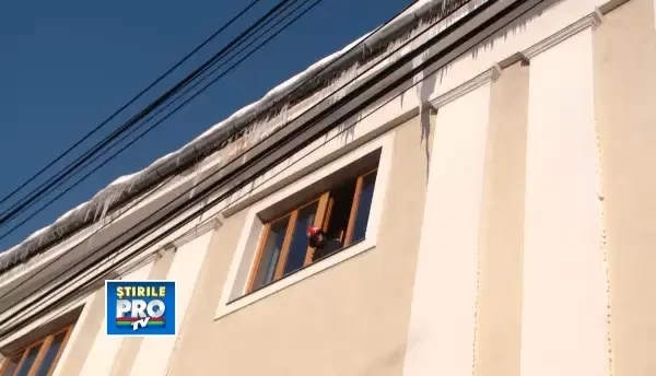 Atentie la sagetile de gheata de pe acoperisuri! Turturi de un metru si jumatate au fost indepartati