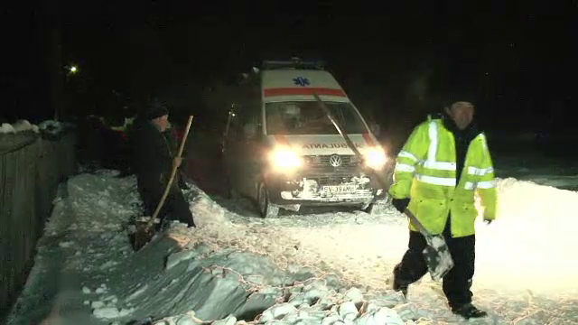 Operatiune de salvare la -18 grade. Cum a ajuns ambulanta la o femeie supraponderala dupa 6 ore