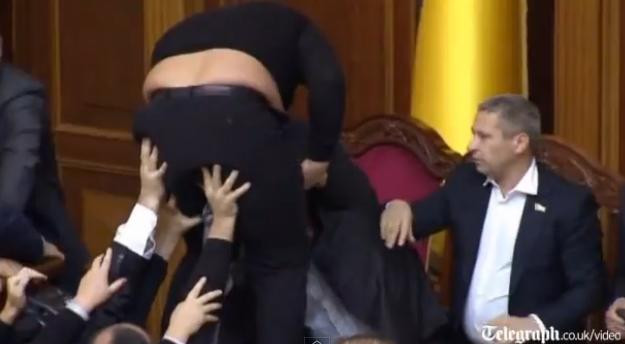 Bataie in parlamentul Ucrainei sub ochii campionului mondial la box, Vitaly Klitschko. VIDEO
