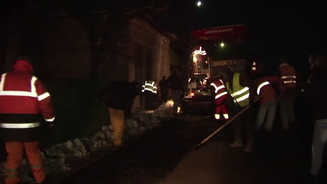 Drumul dintre Craiova si Alexandria, asfaltat la -16 grade, printre troiene