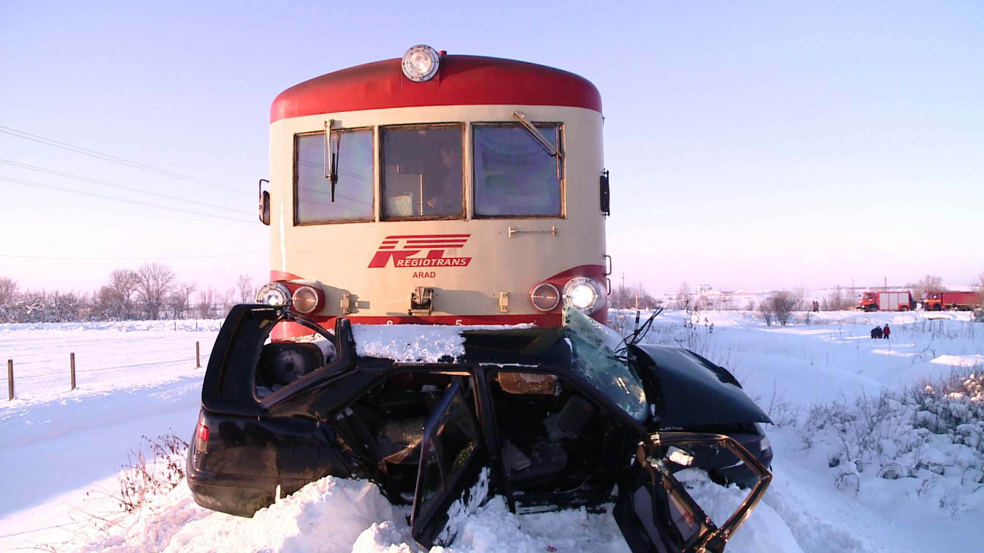 Patru tineri din Timis au scapat ca prin minune, dupa ce masina lor a fost lovita de tren