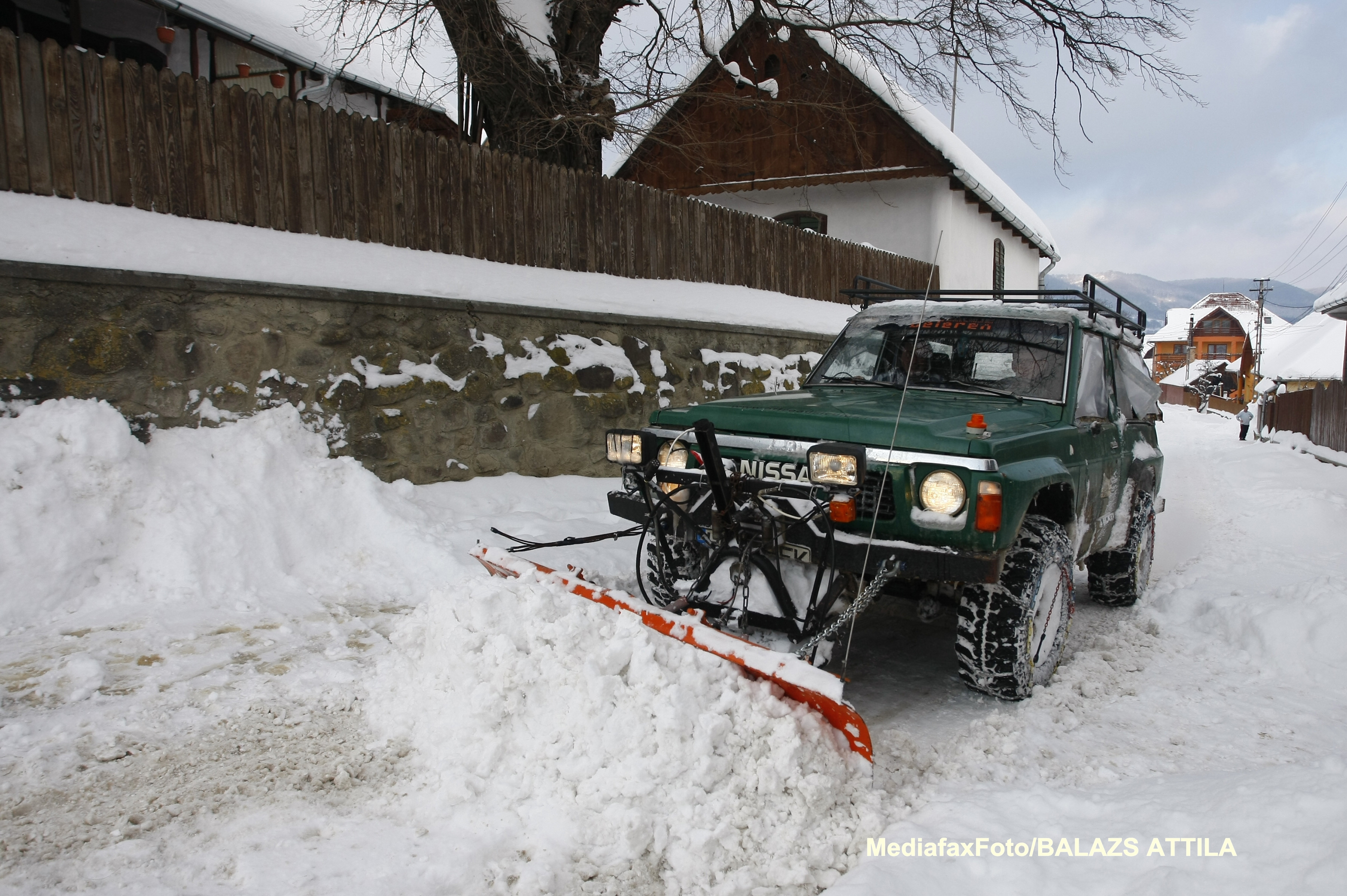 Moldova sub nameti. Autoritatile au reluat cautarea tanarului disparut. Lista drumurilor cu probleme