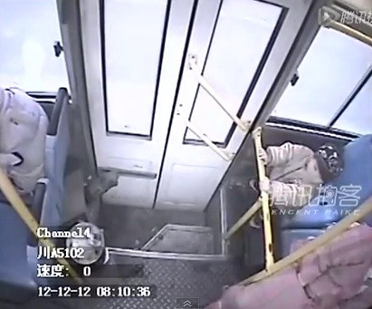 VIDEO. Pe o femeie au apucat-o durerile nasterii intr-un autobuz. Ce a urmat este uimitor