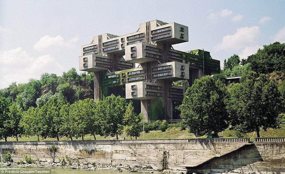 TOP 11 "Perlele" arhitecturii comuniste in Lume. Astazi sunt lasate in paragina: