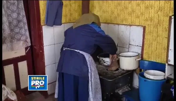 Cinci copii sunt crescuti cu greu doar de bunica lor. Nu au suficienta mancare si traiesc in frig