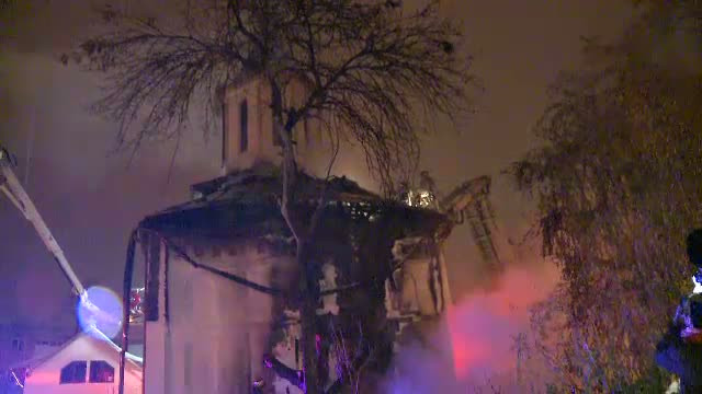 Acoperisul si o parte din Biserica Sfantul Daniil Sihastrul din Berceni, distruse de flacari