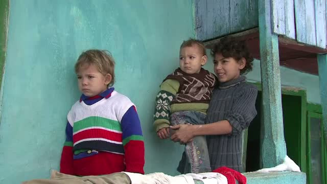 La ei, Mos Craciun a venit pentru prima data. Surpriza nesperata pentru micutii din satele izolate