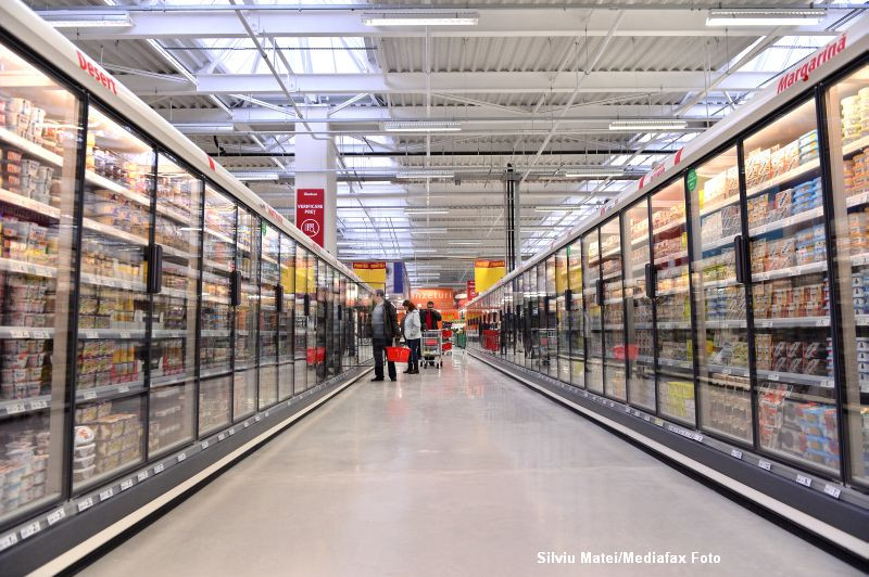 Trei barbati au incercat sa jefuiasca un hipermarket din cartierul Militari