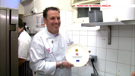 Loredan Gargalac, singurul "executive chef" roman din Marea Britanie.Gateste cu tricolorul pe guler