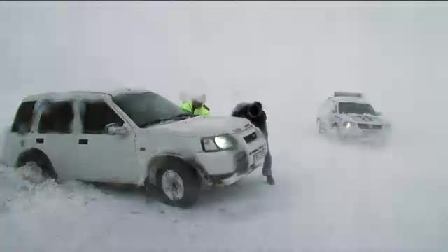 Iarna grea in Vaslui si Botosani. Aproape toate drumurile blocate, zeci de soferi ramasi in nameti