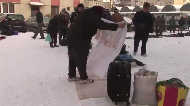 Batranii din Bistrita isi vand hainele, in speranta ca vor strange bani pentru masa de Craciun