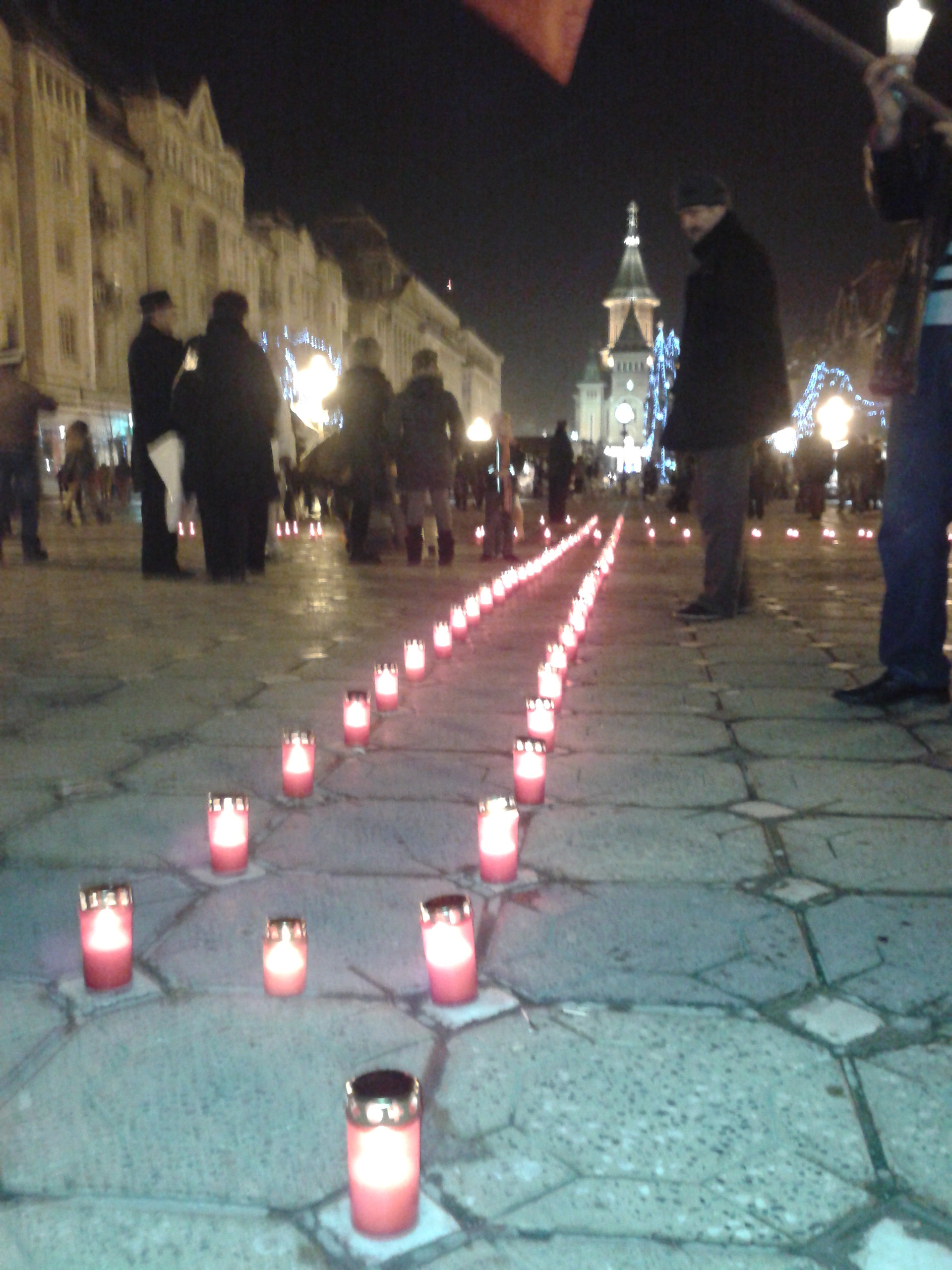 Lumanari aprinse in memoria celor care au murit pentru libertate in Revolutia din decembrie ‘89