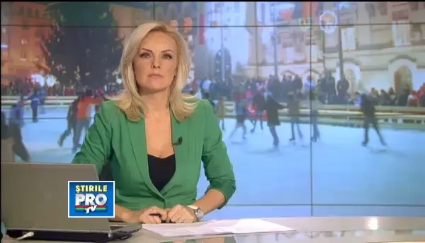 Mos Craciun le-a adus locuitorilor din Alba Iulia un spectacol inedit: Jonglerii cu focul pe gheata