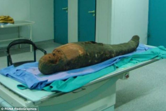 O mumie dintr-o catacomba siciliana ar “clipi” la peste o suta de ani dupa moarte. Care este explicatia oamenilor de stiinta