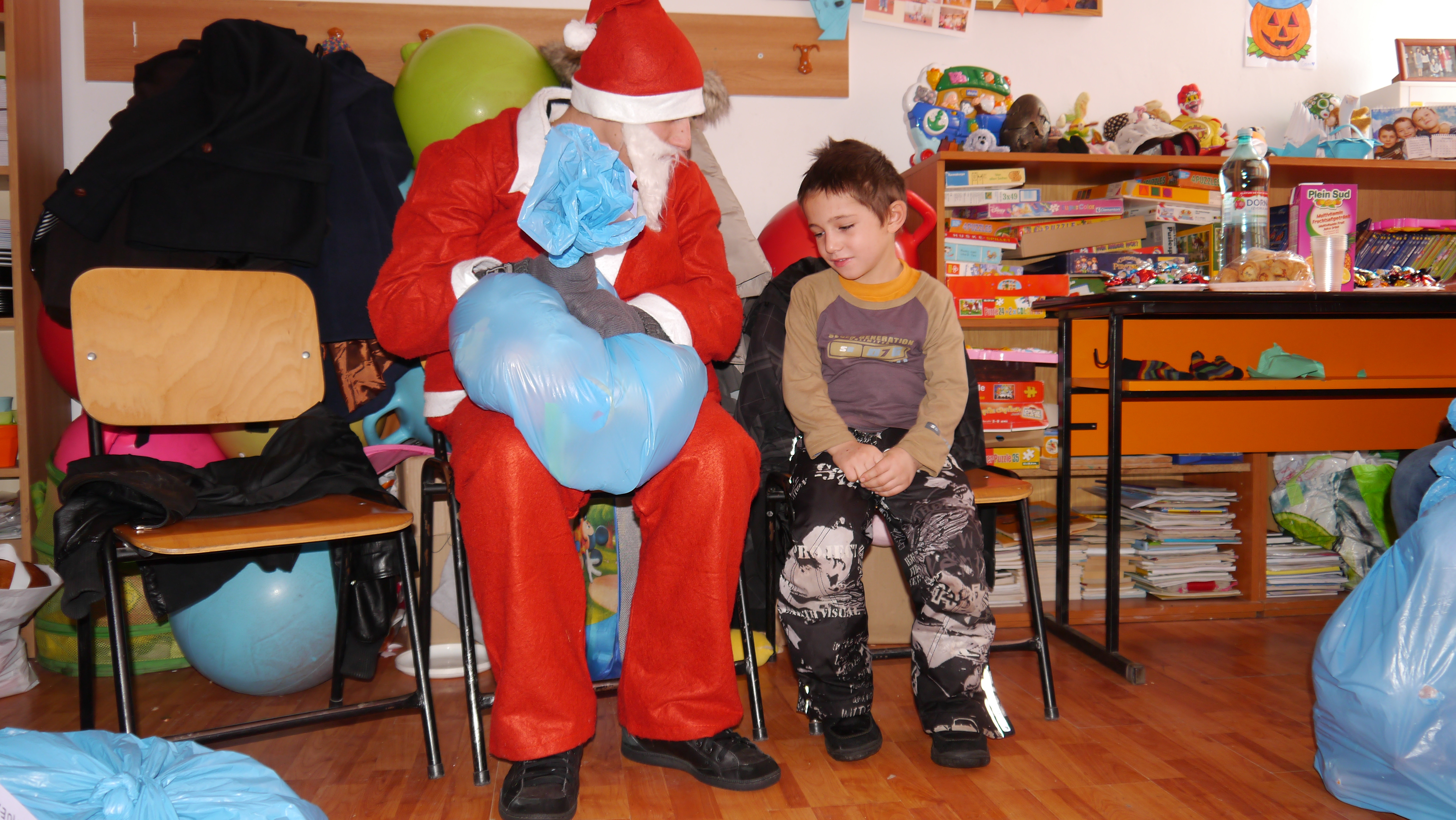 Fapte bune de sarbatori. Un tanar a fost Mos Craciun pentru 28 de copii din familii nevoiase