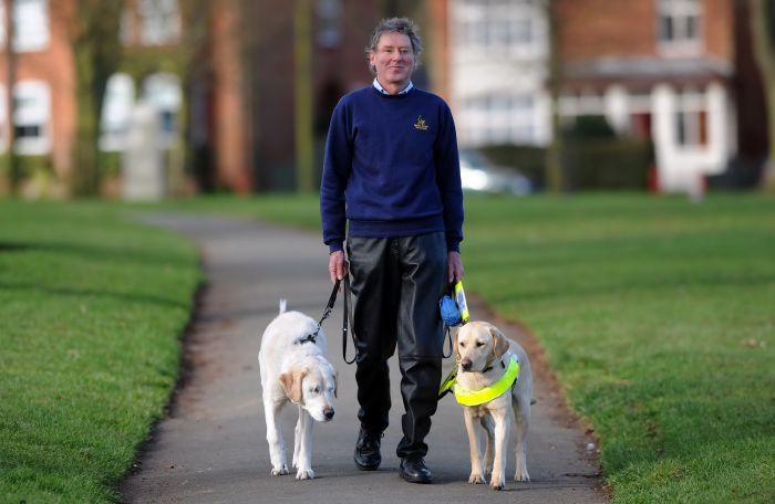 Povestea cainelui insotitor care are nevoie de un caine insotitor! VIDEO