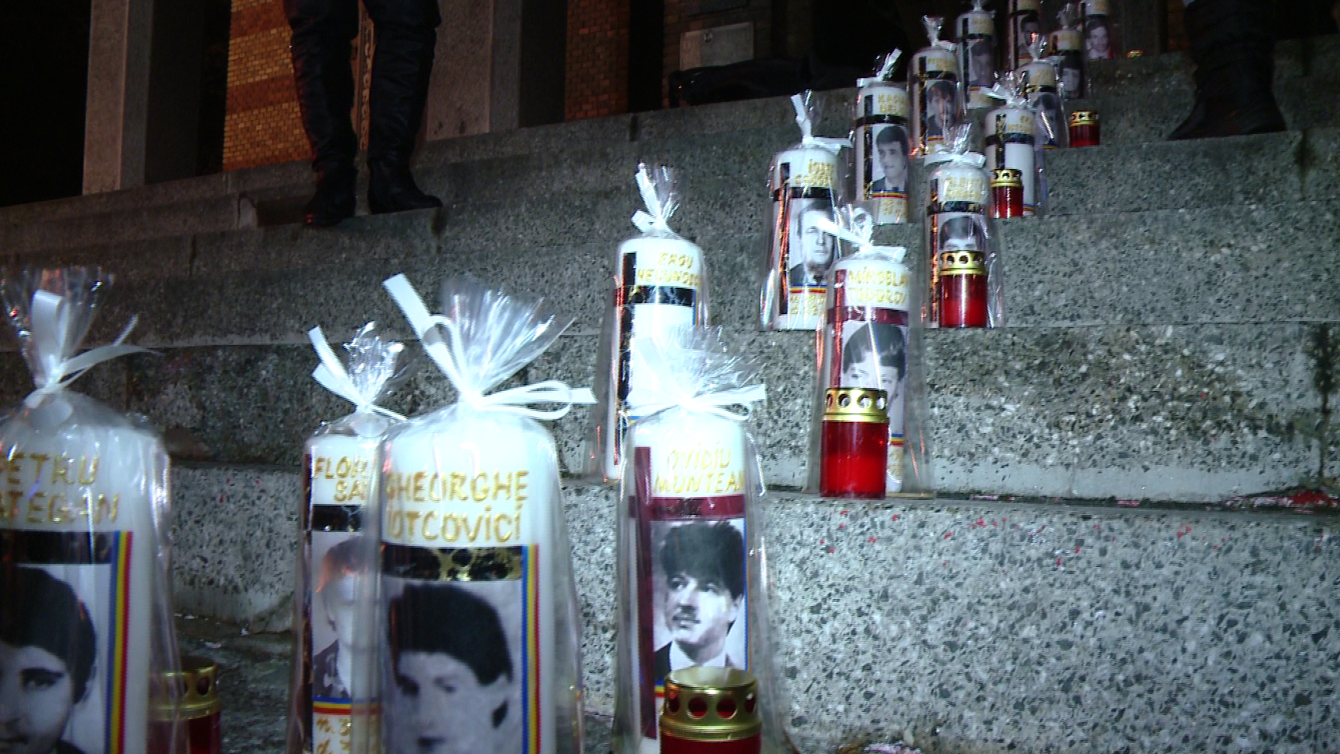 Zeci de lumanari au fost aprinse in memoria celor care si-au dat viata pentru libertate. Vezi FOTO