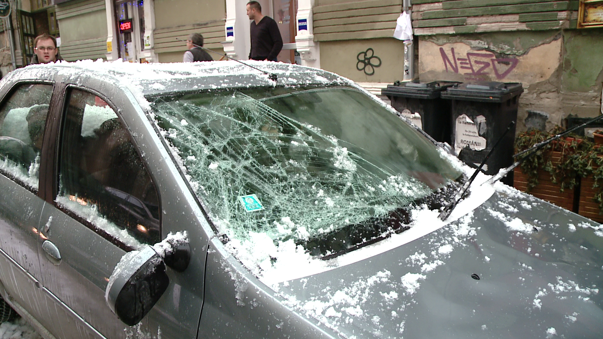 Peisaj de iarna in Timisoara: avalanse de zapada si masini distruse de gheata de pe acoperis