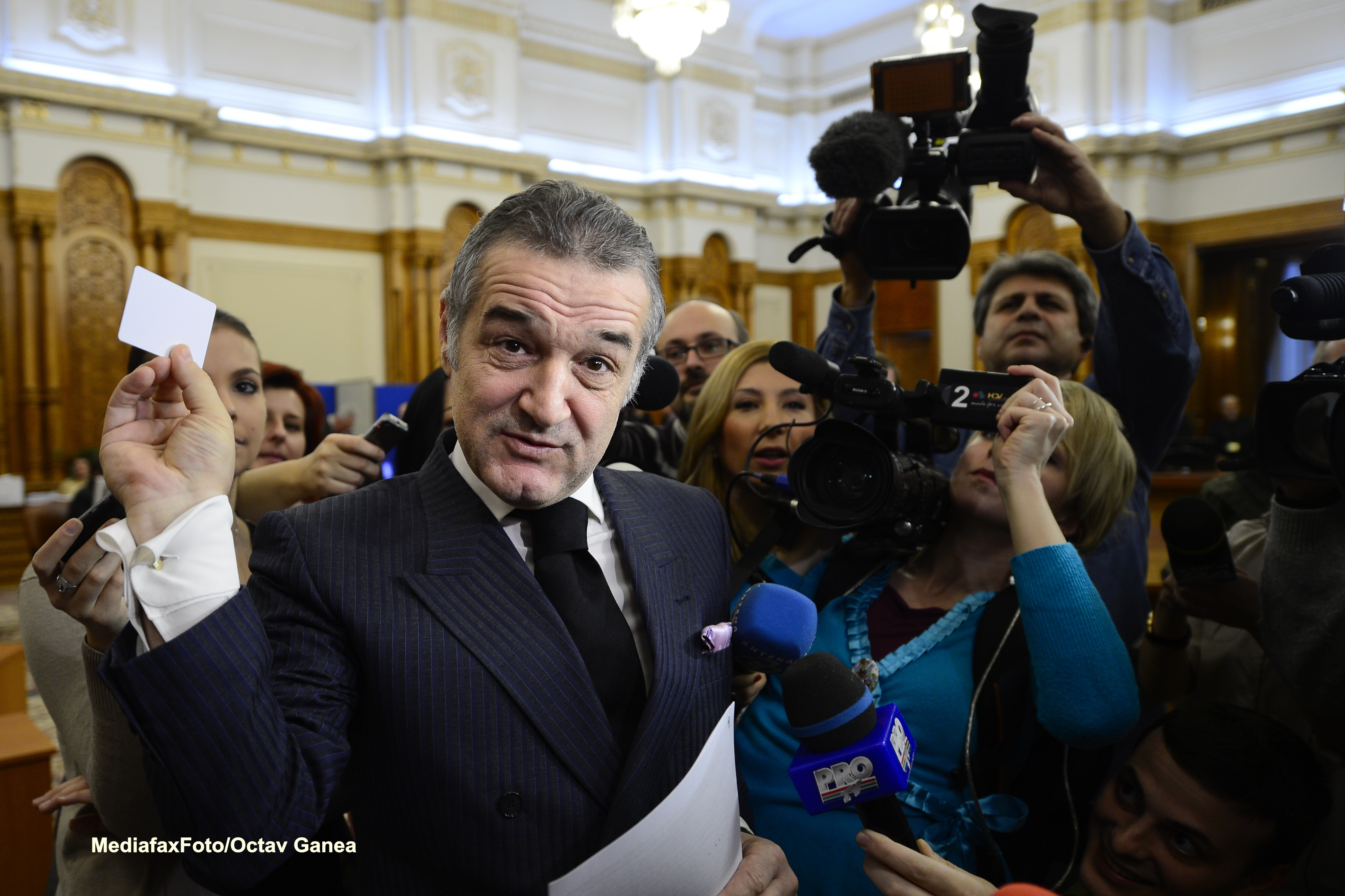 Gigi Becali: Cand depun juramantul, voi adauga ceva, 3-4-5-7 cuvinte. Eu trebuie sa ies din decor