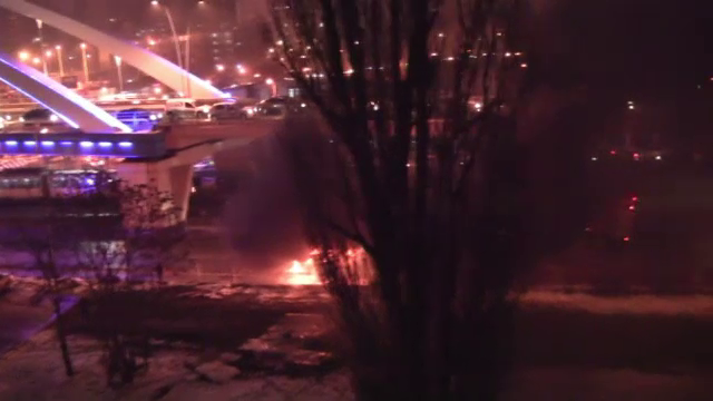 Flacari sub pasajul Basarab din Capitala. Un automobil a fost cuprins complet de flacari