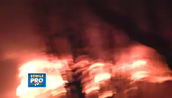 Flacari sub pasajul Basarab din Capitala. Un automobil a fost cuprins complet de flacari