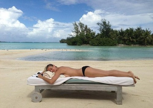 Heidi Klum a facut plaja topless pe o insula tropicala! FOTO