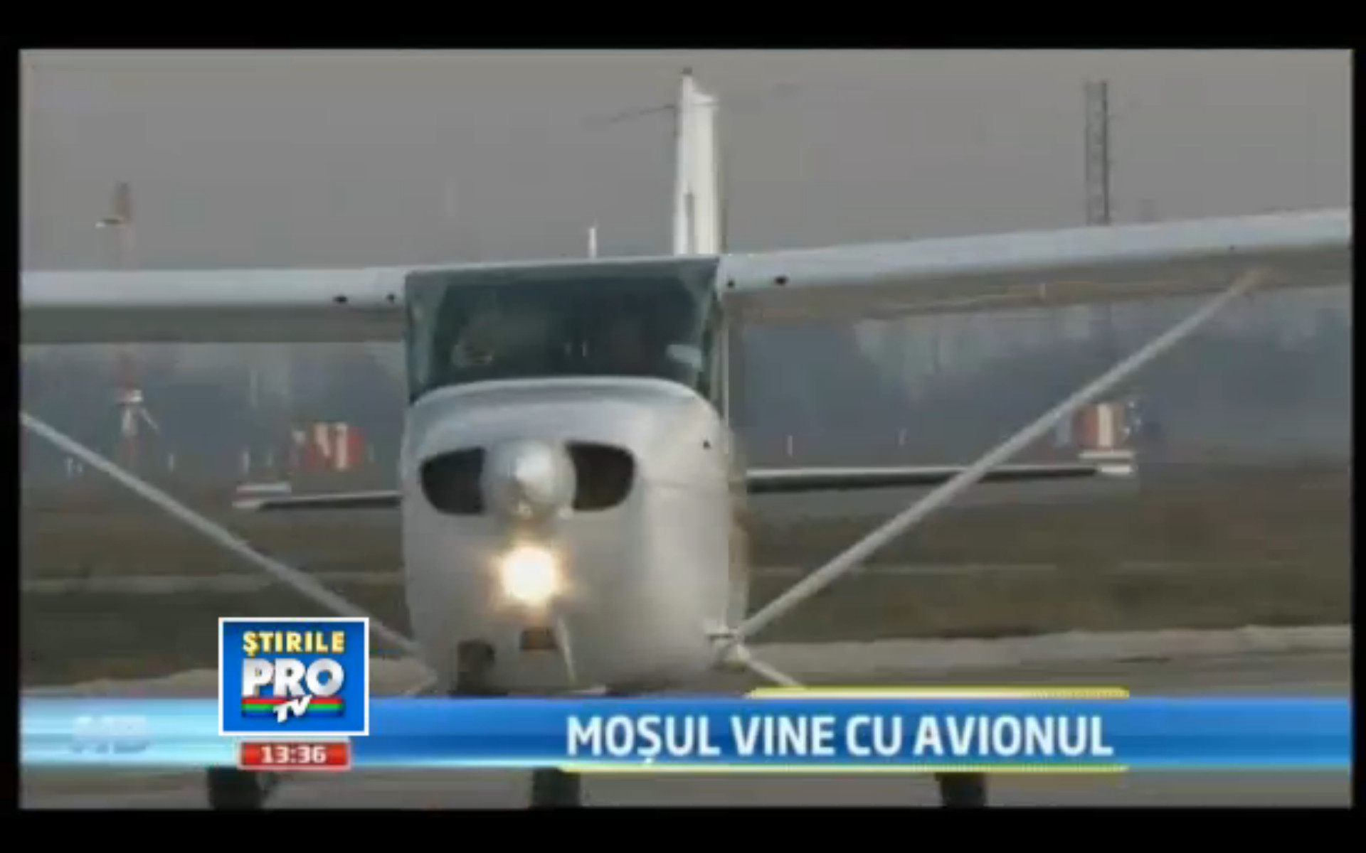 Fara reni si fara sanie, Mos Craciun a aterizat astazi pe aeroportul din Oradea