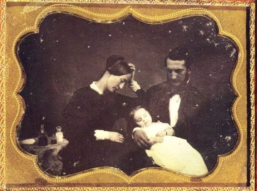 Iti vine sa crezi ce bine au iesit in poze? Un sigur amanunt a fost omis: erau morti! FOTO