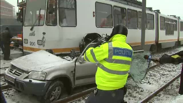 Sute de calatori au asteptat in frig din cauza unor soferi care s-au crezut mai tari ca tramvaiul