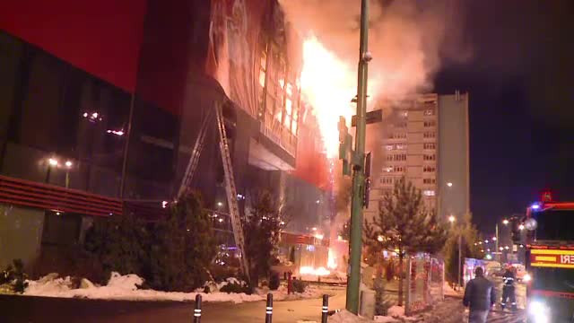 Se cauta vinovatii in cazul incendiului care a distrus un mall din Brasov.Angajatii ridica din umeri
