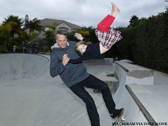 "Mai usor cazi tu din picioare decat sa cad eu de pe skateboard". Poza controversata cu Tony Hawk