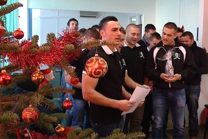 Colind cu greutate. Rugbistii Universitatii Cluj au pornit la colindat