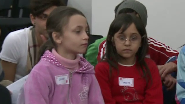 Descoperire socanta intr-o casa de tip familial. Copiii sunt legati de scaune