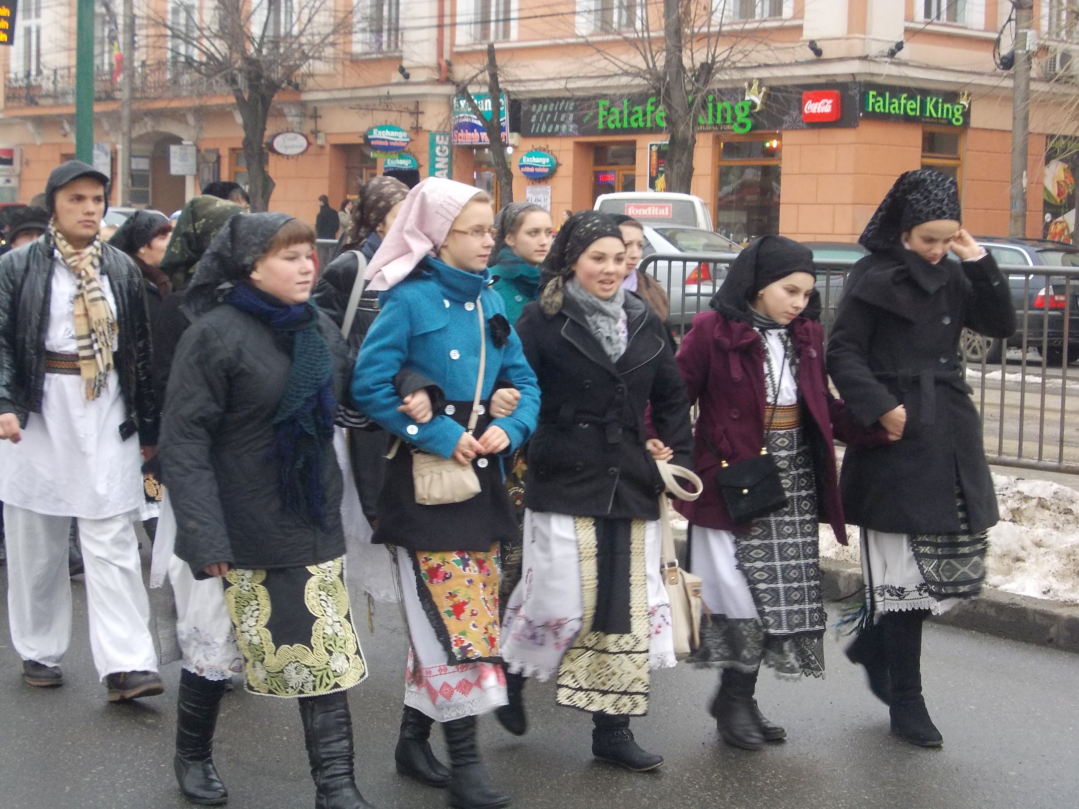 „Alaiul Colindatorilor” – 600 de tineri s-au imbracat in costume populare si au cantat colinde. FOTO