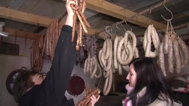 De unde cumperi cele mai bune preparete pentru masa de Craciun. Un litru de vin, intre 4 si 5 lei