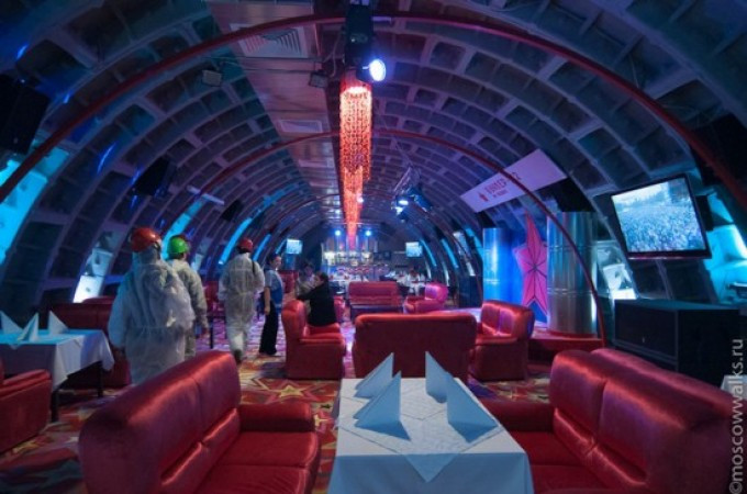 Petrec de parca n-ar fi maine. Cum se distreaza fitosii rusi Apocalipsa intr-un buncar sovietic