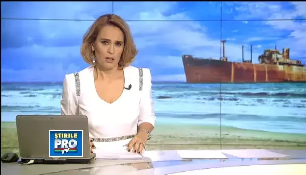 Sapte drumuri nationale sunt inchise. Furtuna de pe mare a distrus epava de la Costinesti