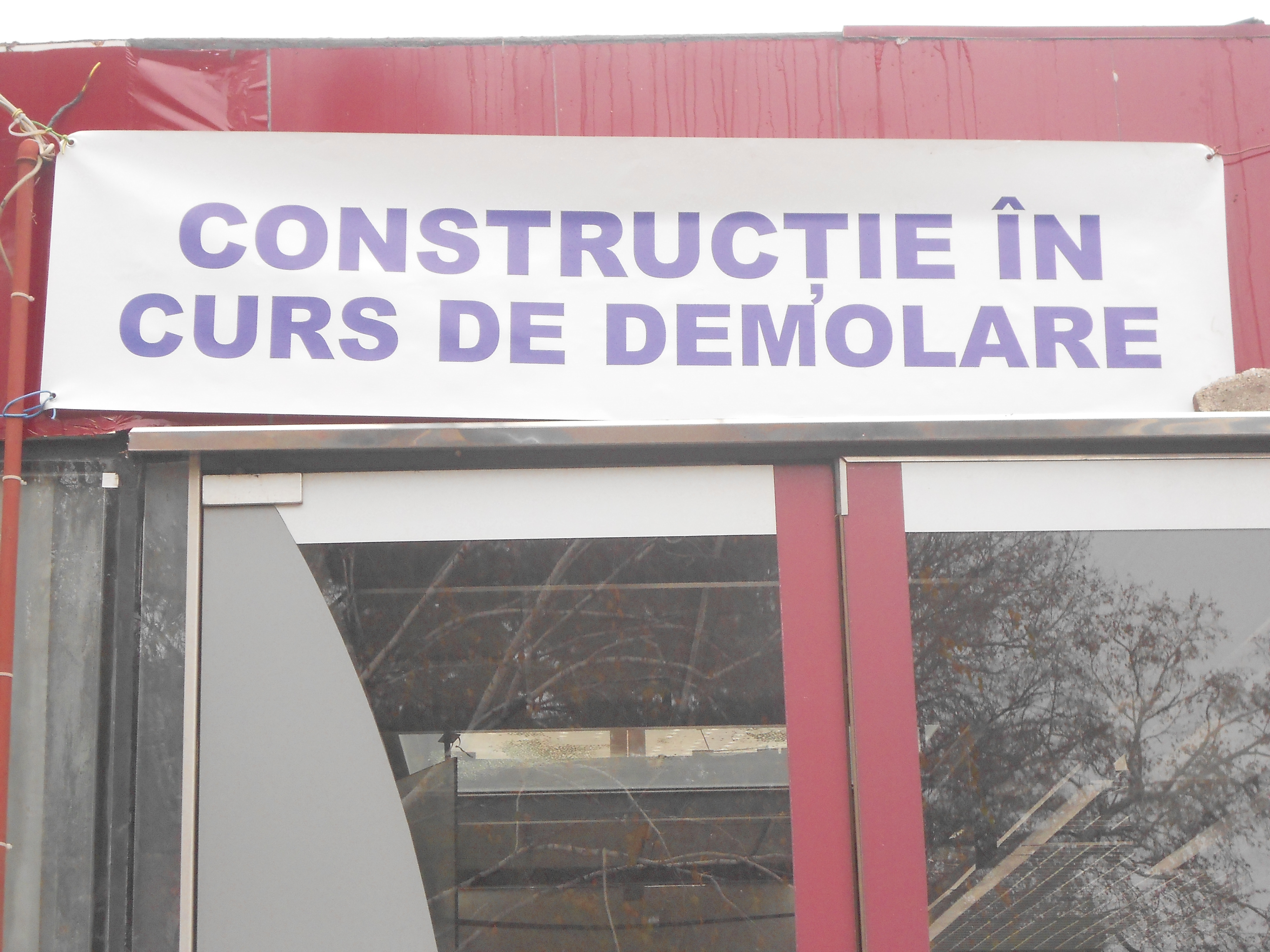 A inceput demolarea partiala a “Acvariului”. Acesta va disparea complet abia de anul viitor